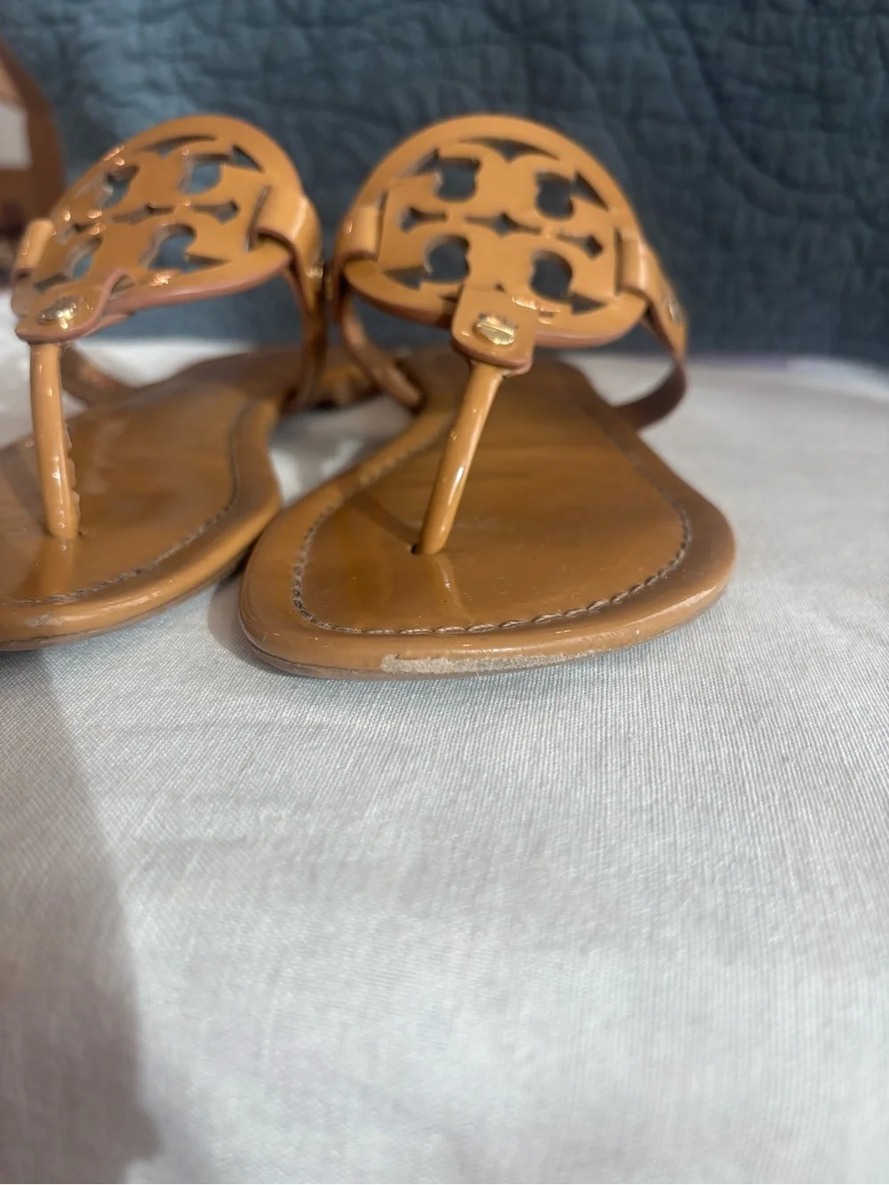 Tory Burch Miller Logo Patent Leather Thong Sandals Tan Brown Size 9